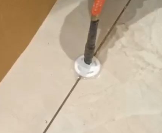 东台瓷砖空鼓维修公司专业解答瓷砖在铺贴过程中，如果没有涂抹均匀到位的粘结材料（如水泥砂浆或瓷砖胶），可能会导致以下问题