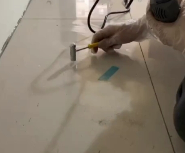 东台瓷砖开裂维修公司专业分享瓷砖在铺贴前如果没有沥干水分，将会导致以下问题