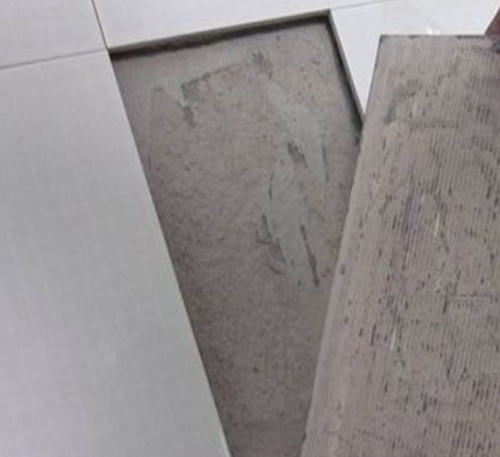 东台瓷砖空鼓维修公司分享瓷砖铺贴时如果打浆（即涂抹在瓷砖背面和基层上的砂浆或瓷砖胶）过少，会带来以下问题